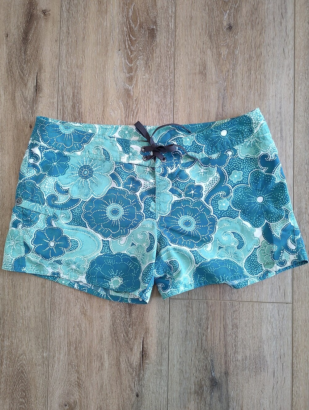 Patagonia Wavefarer Board Shorts 4" Teal Turquoise Beach Floral Low-Rise Size 12
